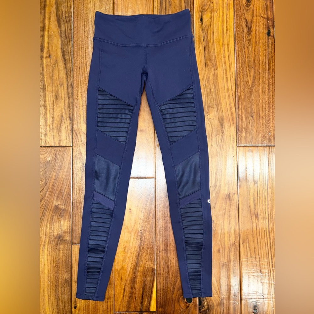 Like new, Alo yoga leggings in Navy blue